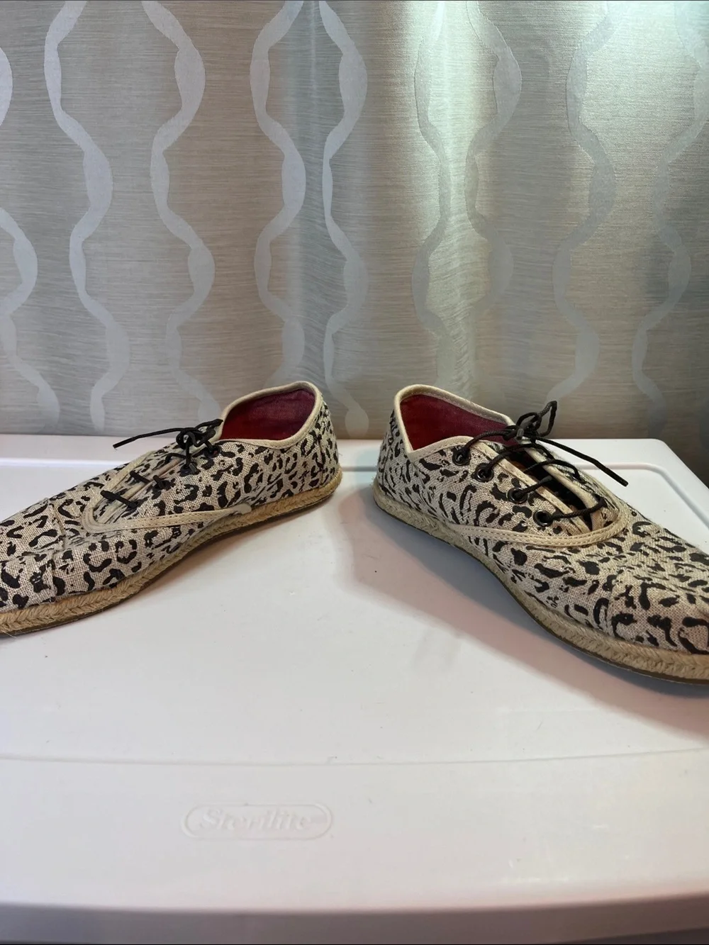 Toms Leopard Cheetah Lace Up Shoes Sneakers Size 8.5